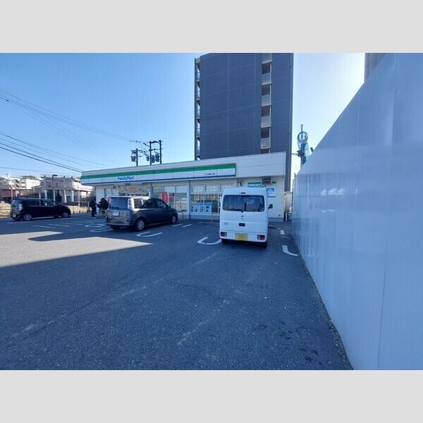 現地周辺 (ファミリーマート 折尾堀川町店242m)