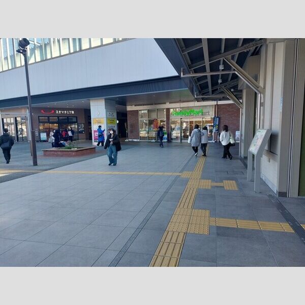 現地周辺 (ファミリーマート JR折尾駅店238m)