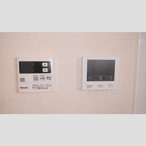 その他設備 (102　インターホン　給湯操作パネル)