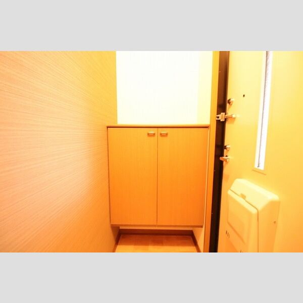 玄関 (ファミーユⅡ石田A棟202玄関)