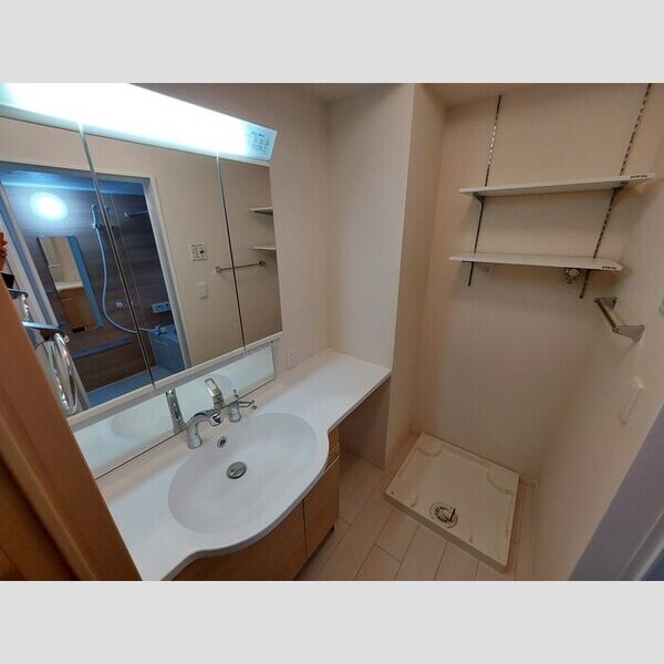 洗面所 (三面鏡洗面化粧台)