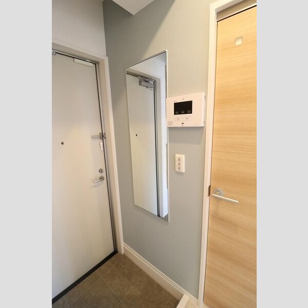 その他設備 (102　玄関姿見)