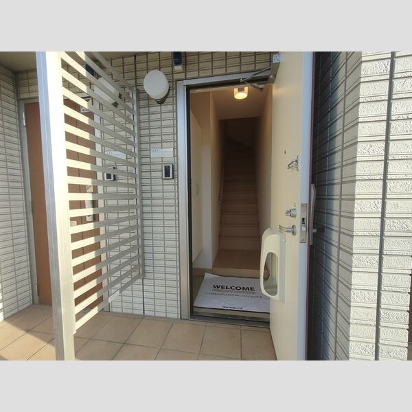 玄関 (205号室玄関)