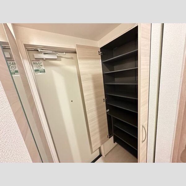 玄関 (AURALEE足立 301 玄関)