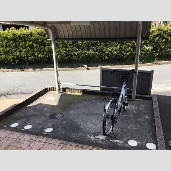 現地周辺 (駐輪場)