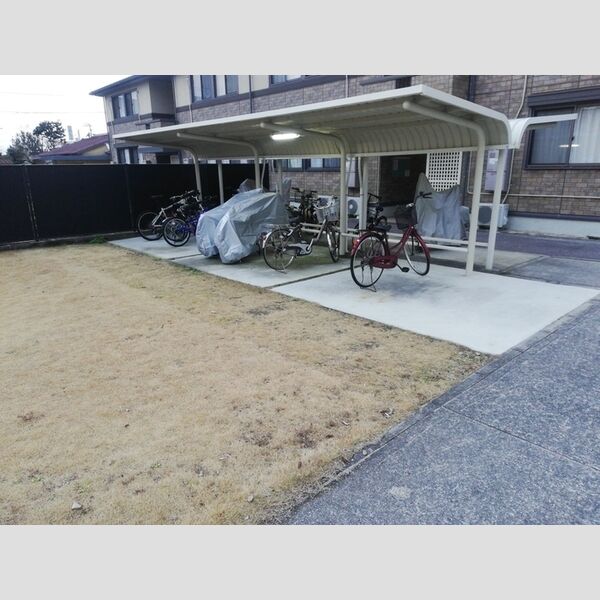 現地周辺 (駐輪場)