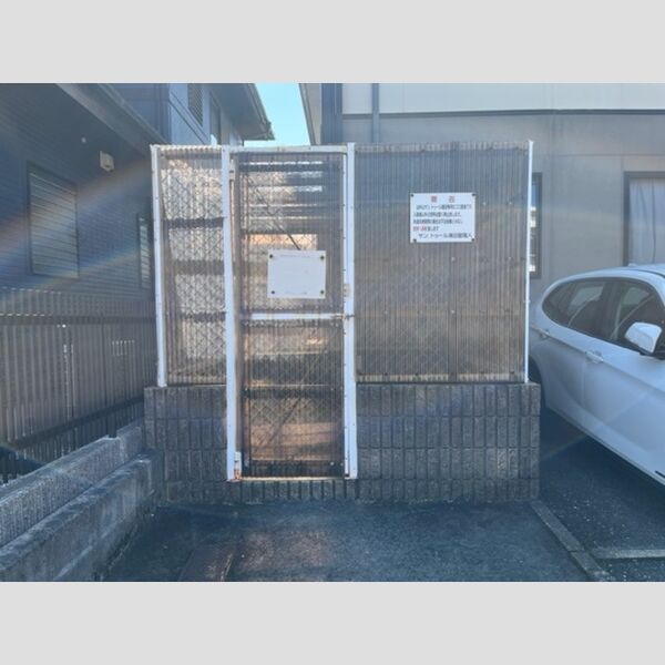 現地周辺 (ゴミ庫)