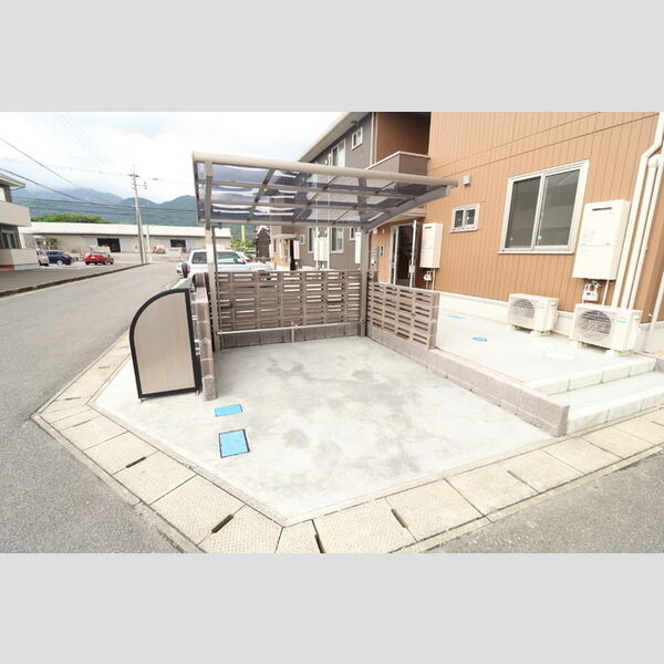 現地周辺 (駐輪場・ごみ置き場)