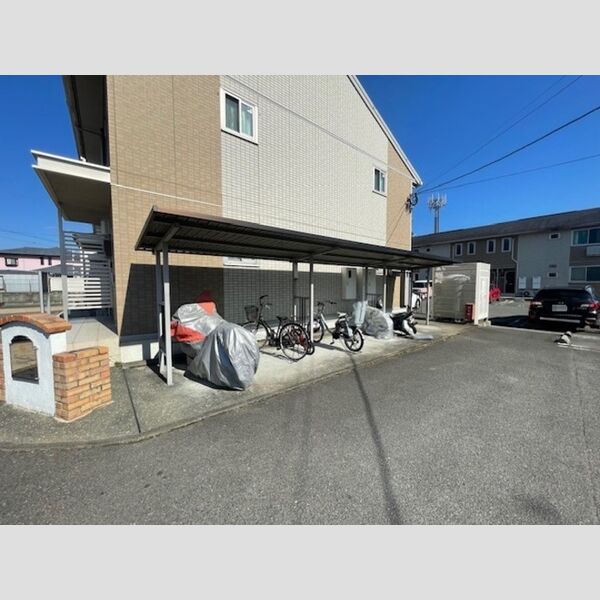 現地周辺 (駐輪場)