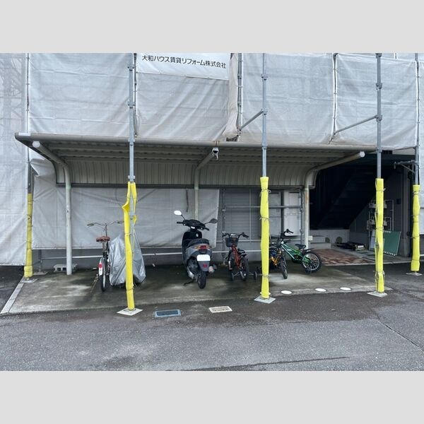 現地周辺 (駐輪場)