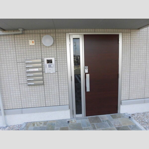 エントランス (アパート入口。オートロック付いてます☆)