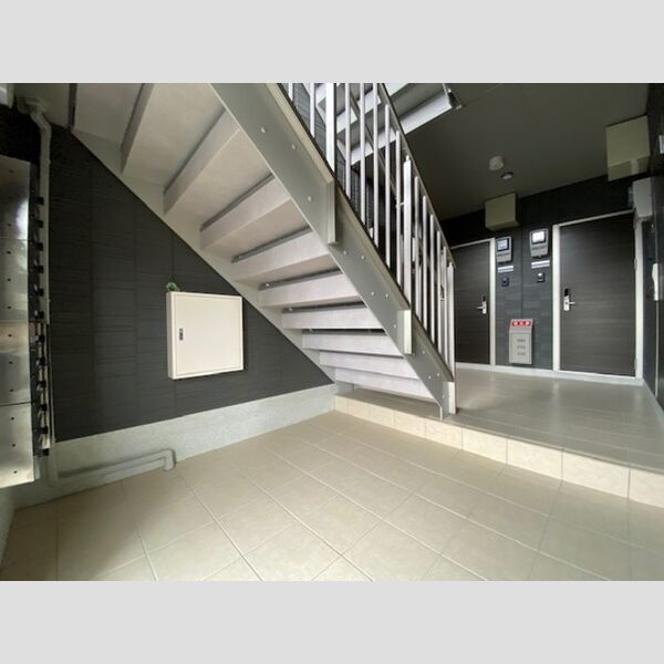 現地周辺 (共用部階段室)