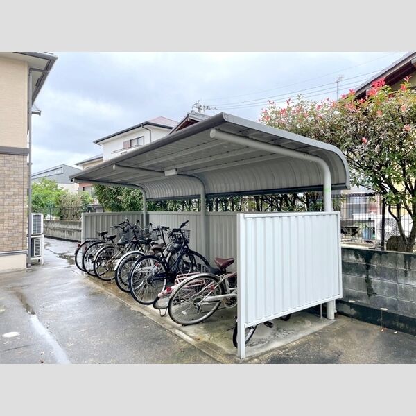 現地周辺 (駐輪場)