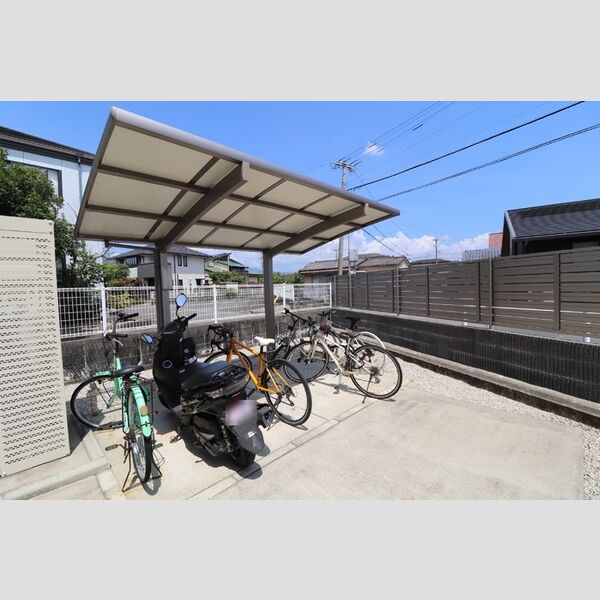現地周辺 (駐輪場)