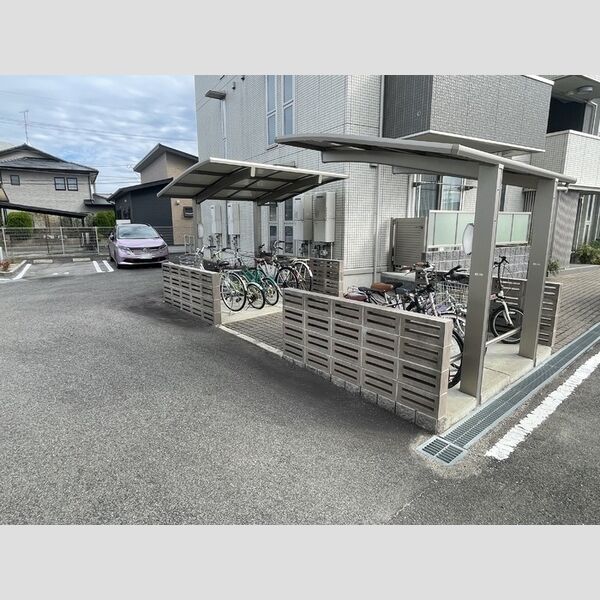 現地周辺 (駐輪場)