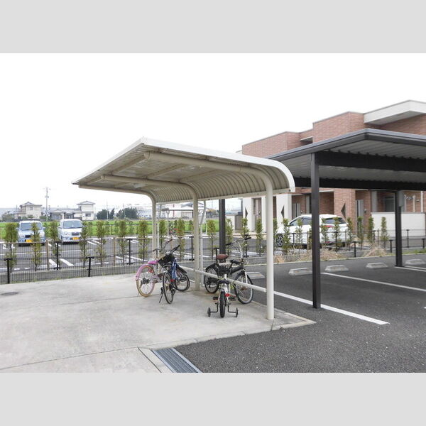 現地周辺 (駐輪場です)