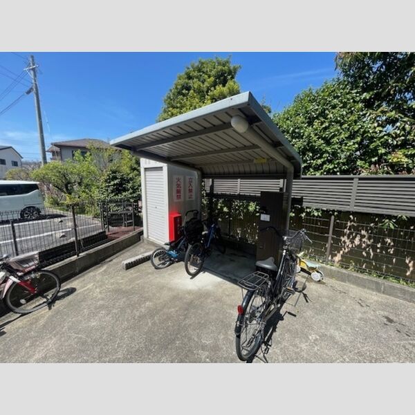 現地周辺 (駐輪場)