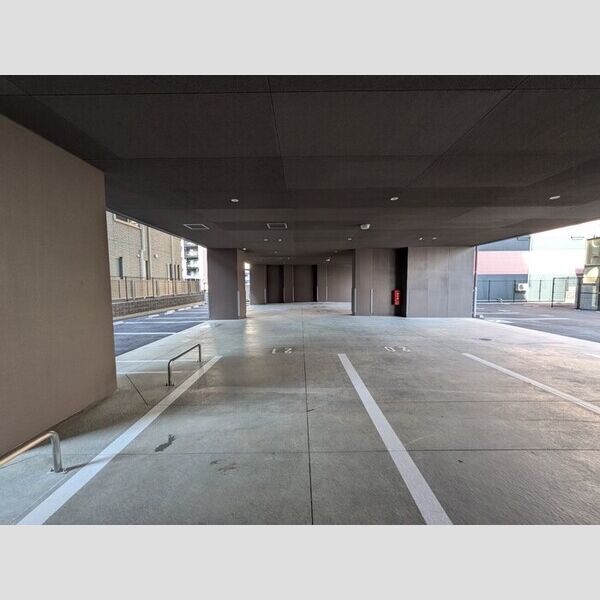 駐車場 (建物下駐車場)