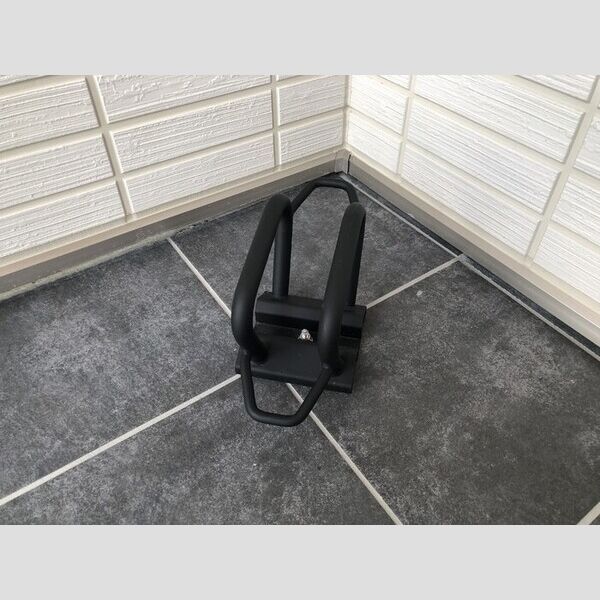 現地周辺 (各戸玄関前　駐輪スペース)