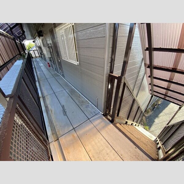 現地周辺 (B棟　2F　廊下)