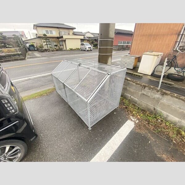 現地周辺 (敷地内ごみ置き場)