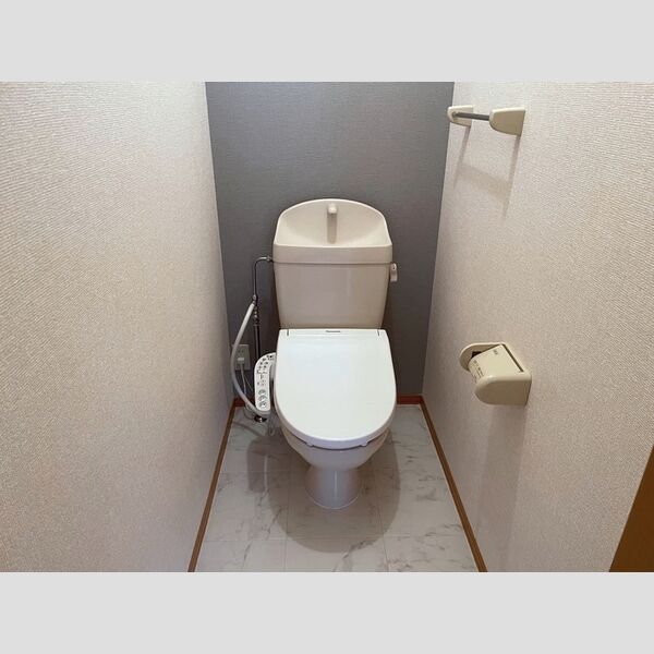 トイレ (A102　温水洗浄暖房便座)