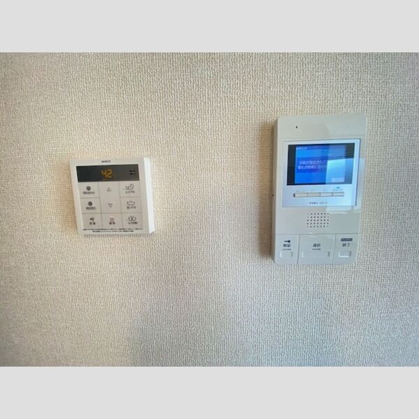 その他設備 (105 TVインターホン、給湯器リモコン)