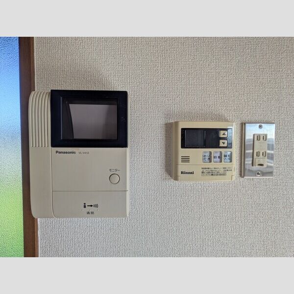 その他設備 (モニター付きインターホンと給湯パネル)