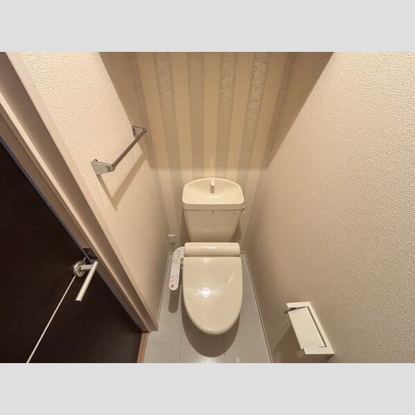 トイレ (トイレ)