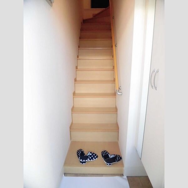 その他 (玄関～階段)