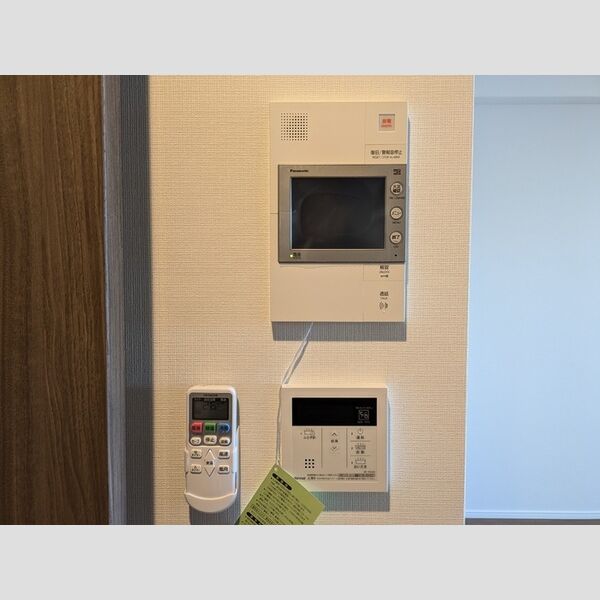 その他設備 (モニター付きインターホンと給湯パネル)