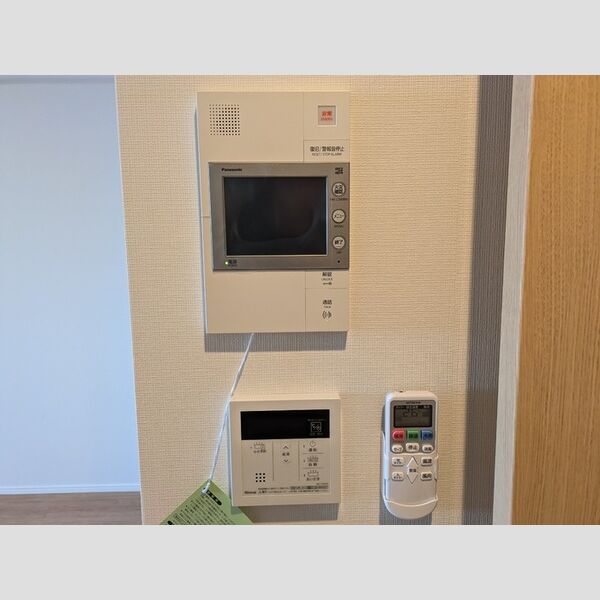 その他設備 (モニター付きインターホンと給湯パネル)