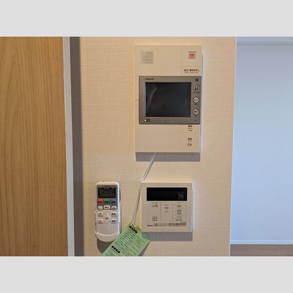 その他設備 (モニター付きインターホンと給湯パネル)