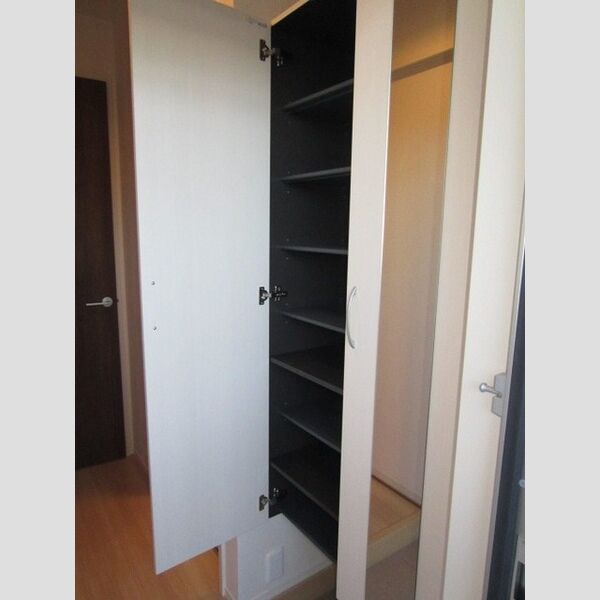 玄関 (姿見付きシューズBOX)