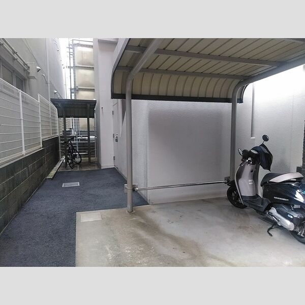 現地周辺 (駐輪場(バイク置き場))