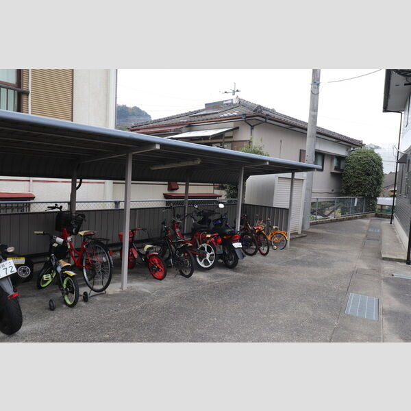 現地周辺 (フローラ中里　駐輪場)