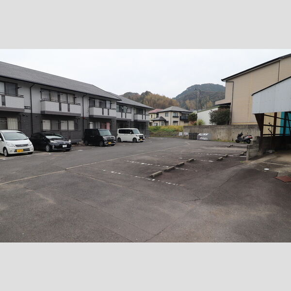 駐車場 (フローラ中里　駐車場)