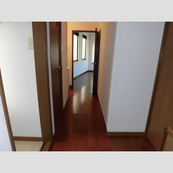 玄関 (リバーサイド西山302 玄関通路)