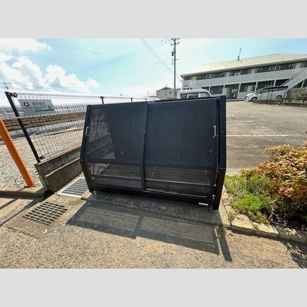 現地周辺 (共用部　ゴミステーション)