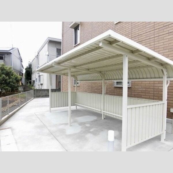 現地周辺 (共用部　駐輪場)