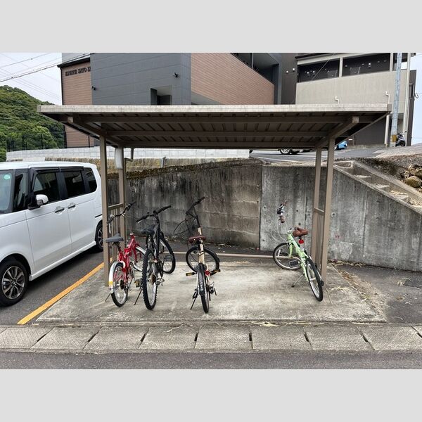 現地周辺 (駐輪場)
