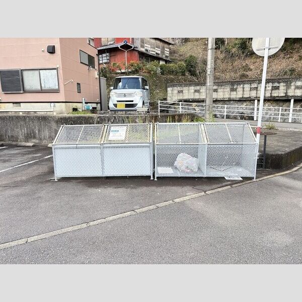 現地周辺 (ゴミ置場)