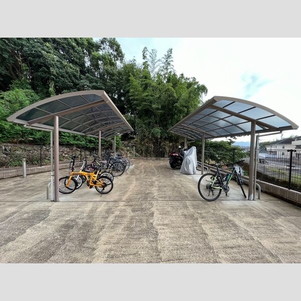 現地周辺 (駐輪場)