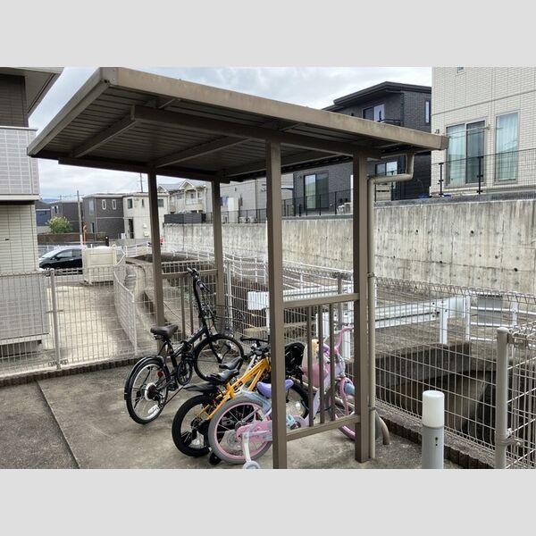 現地周辺 (共用部 駐輪場)