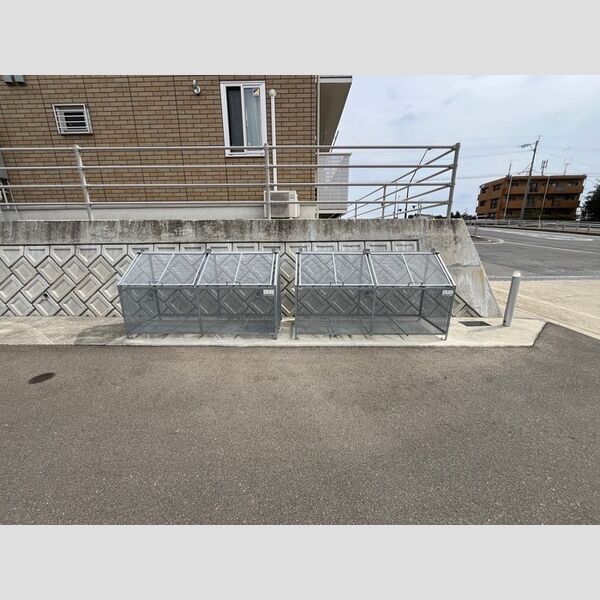 現地周辺 (ゴミ置場)