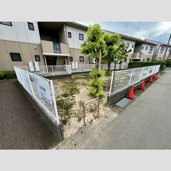 現地周辺 (共用部　敷地内広場)
