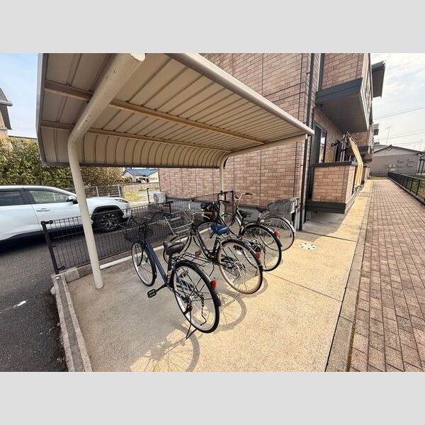 現地周辺 (駐輪場)