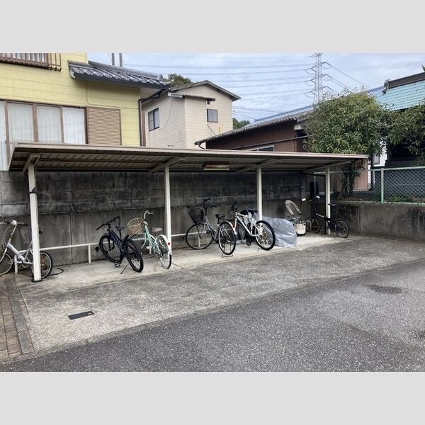 現地周辺 (駐輪場)