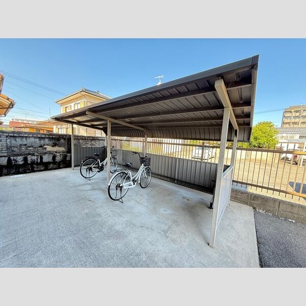 現地周辺 (駐輪場)