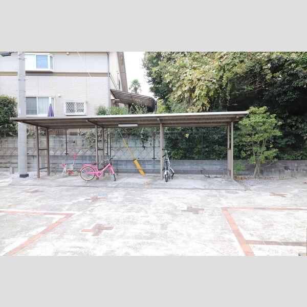 現地周辺 (駐輪場)